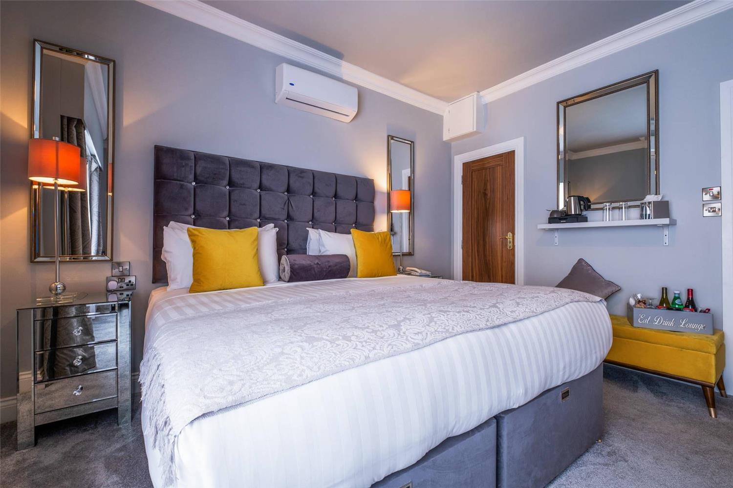 The House Hotel by null