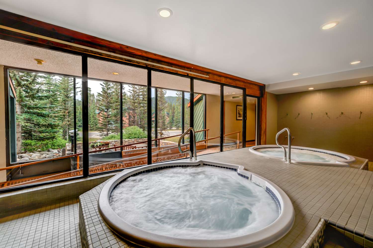 Lake Louise Inn by null