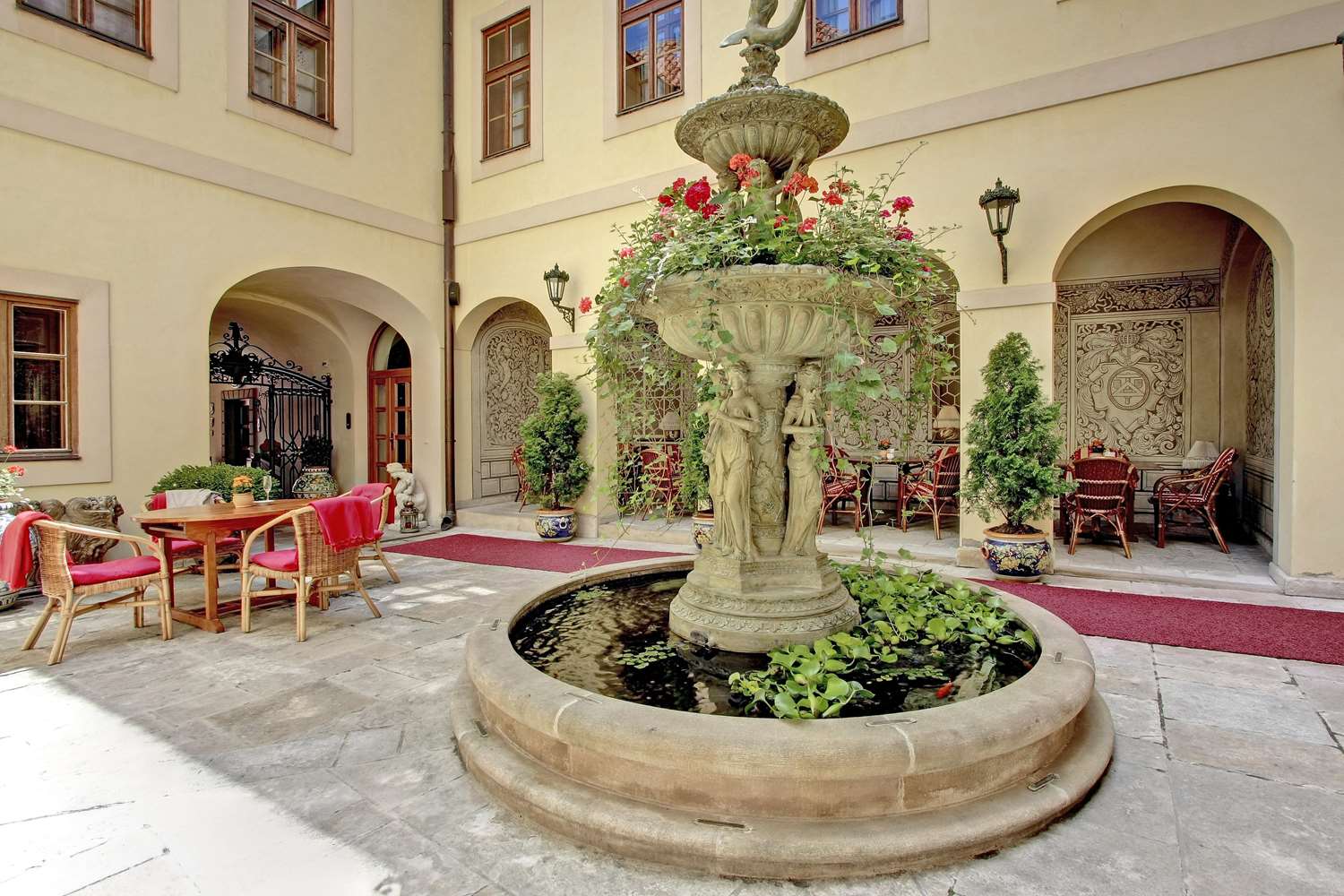 Alchymist Grand Hotel and Spa by null