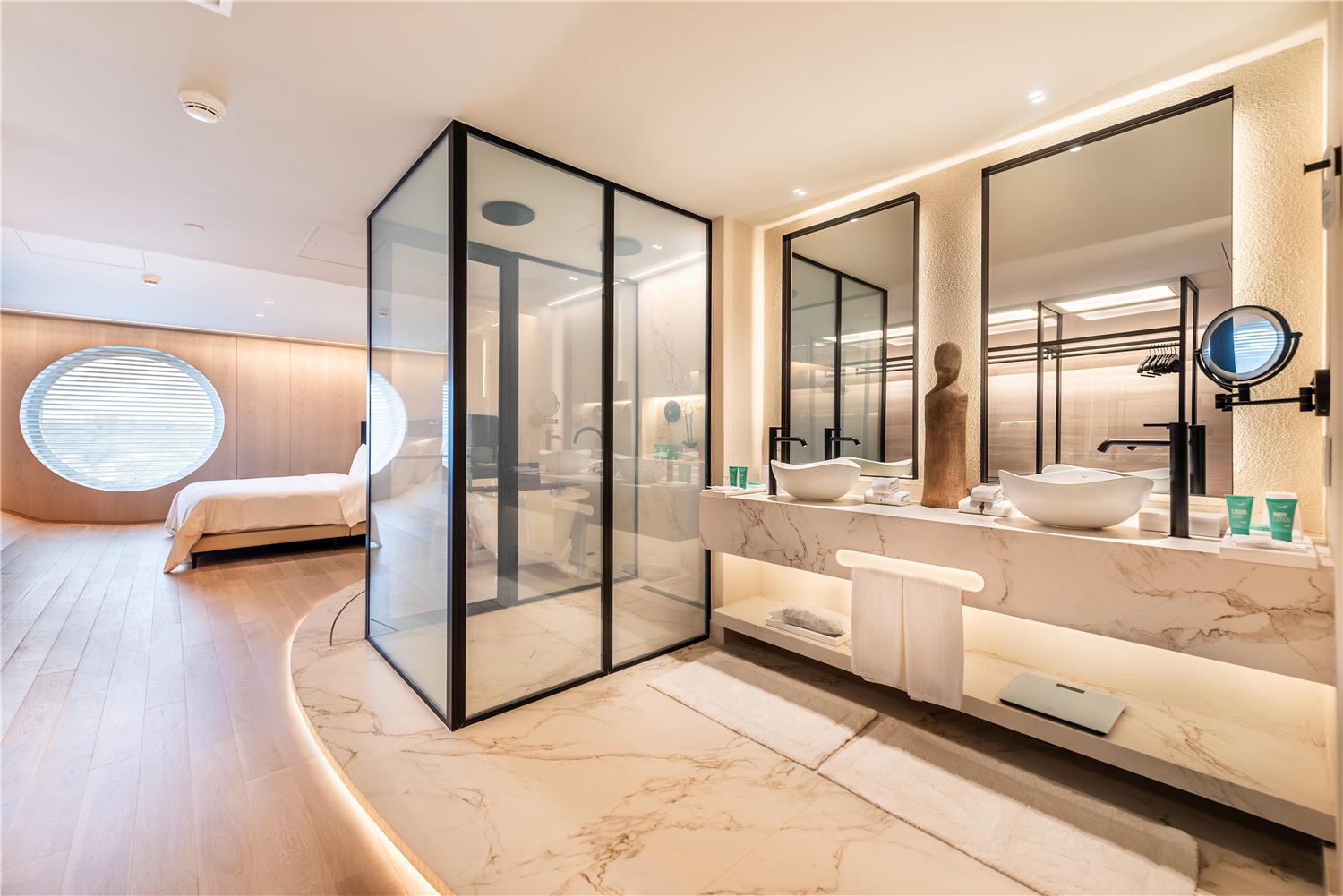 Hotel Unique by null