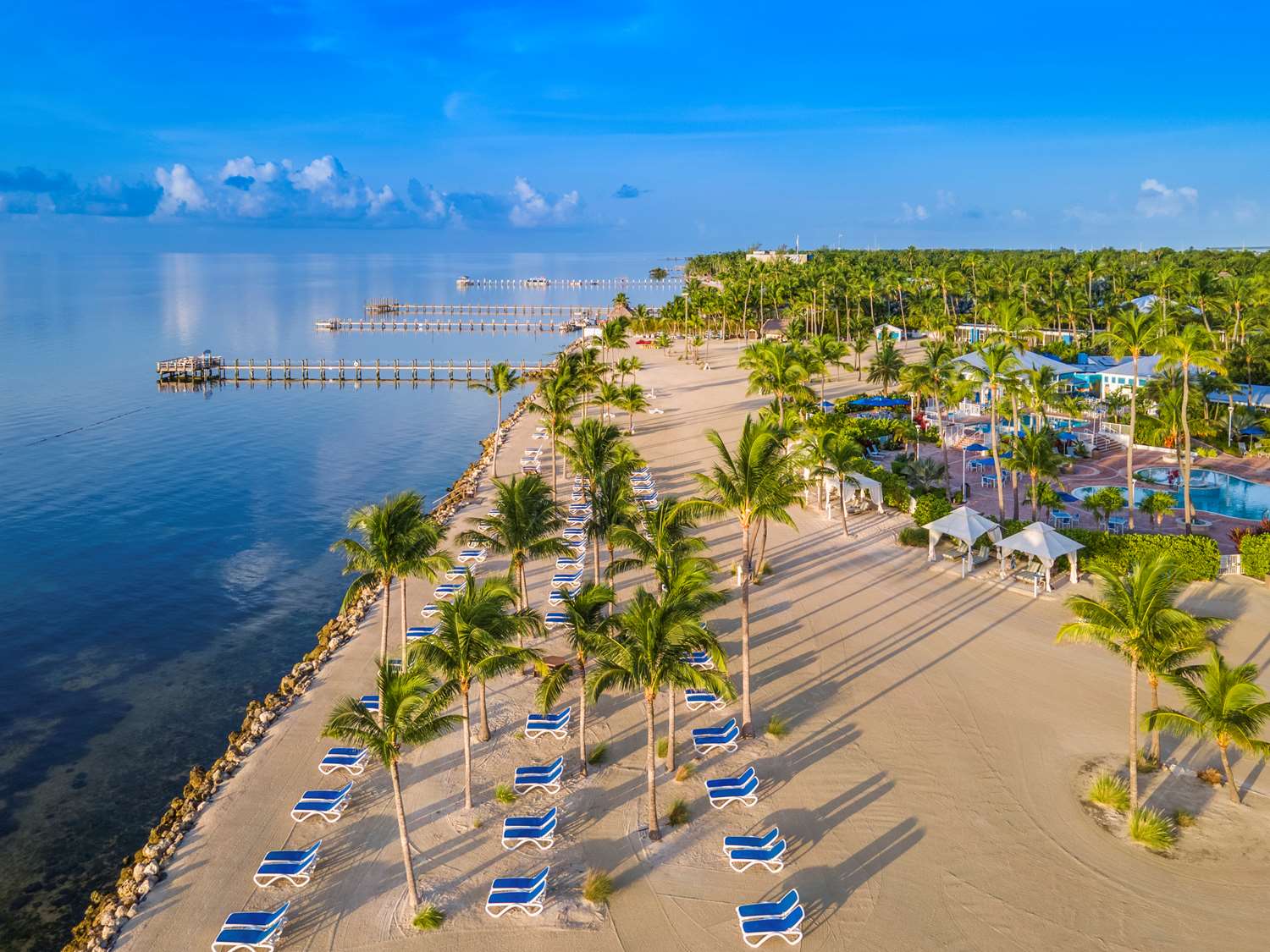 Islander beach'in fotoğrafı geniş bir kıyı şeridi ile birlikte