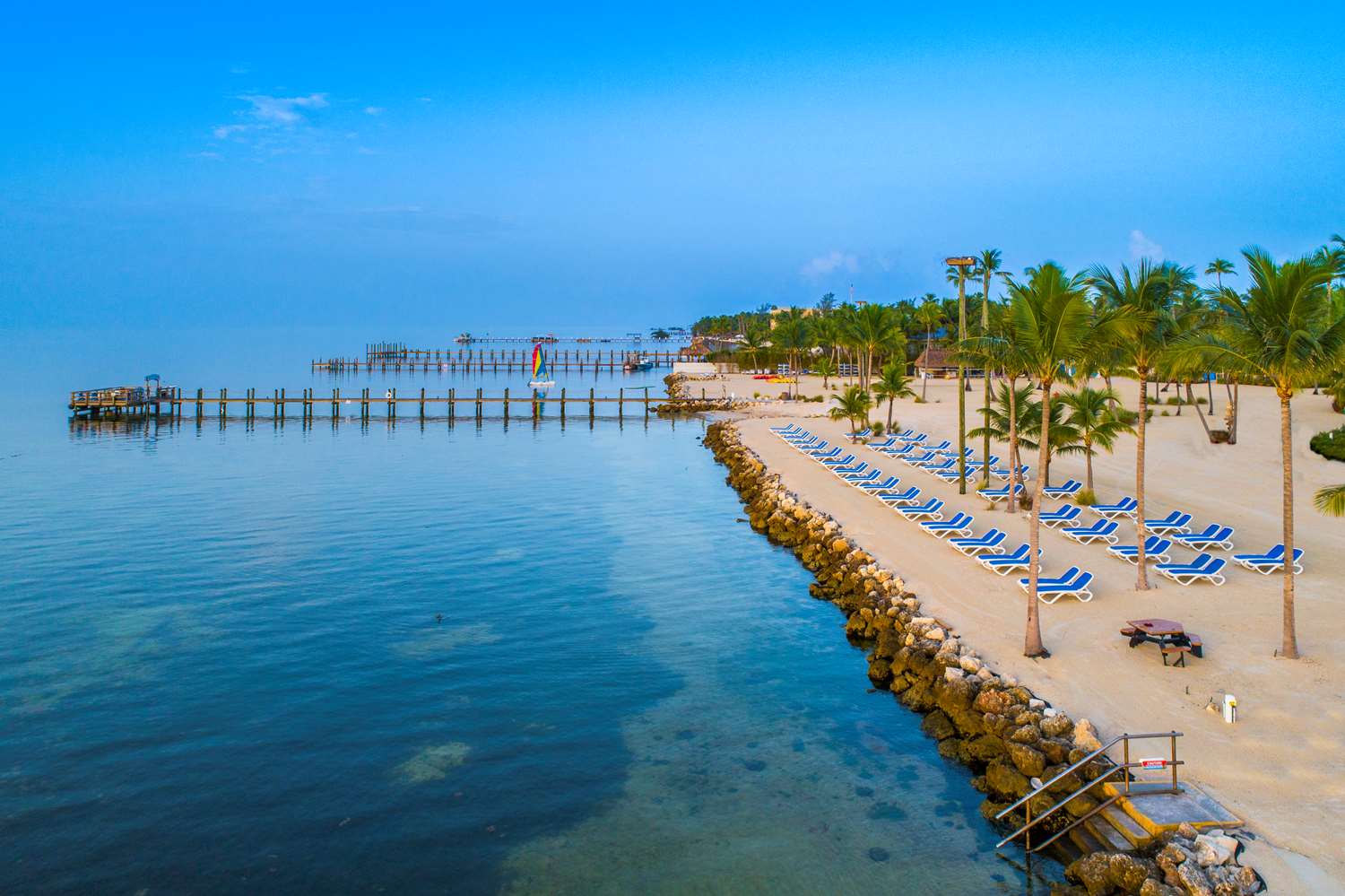 Fotografie cu Islander beach cu o suprafață de suprafață pavată cu beton