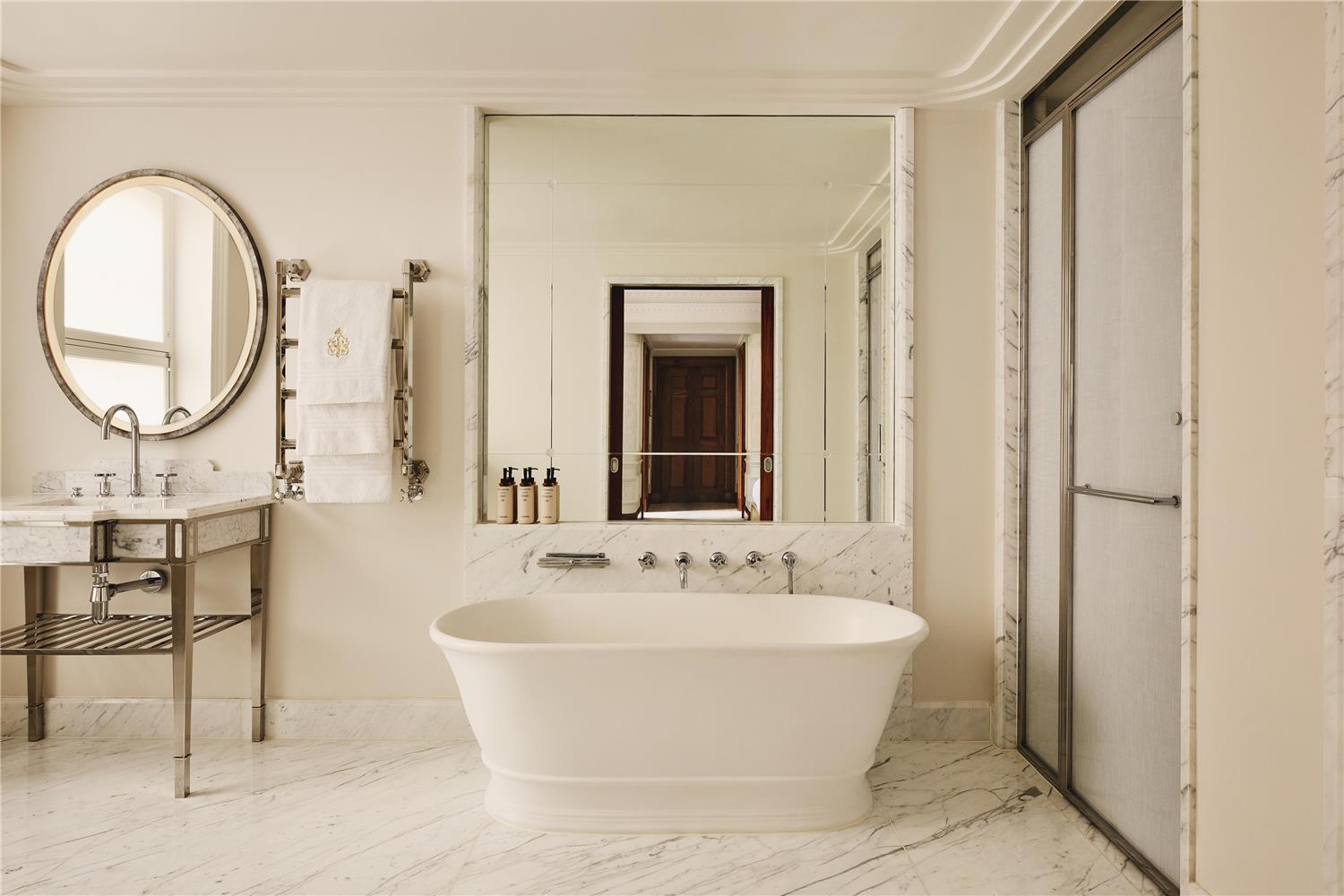 Claridge's by null