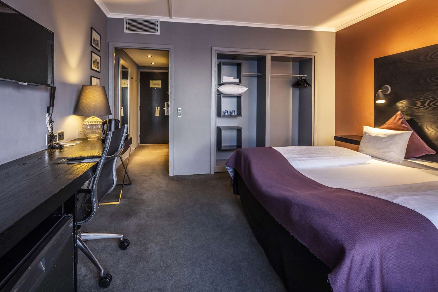 Scandic Front by null