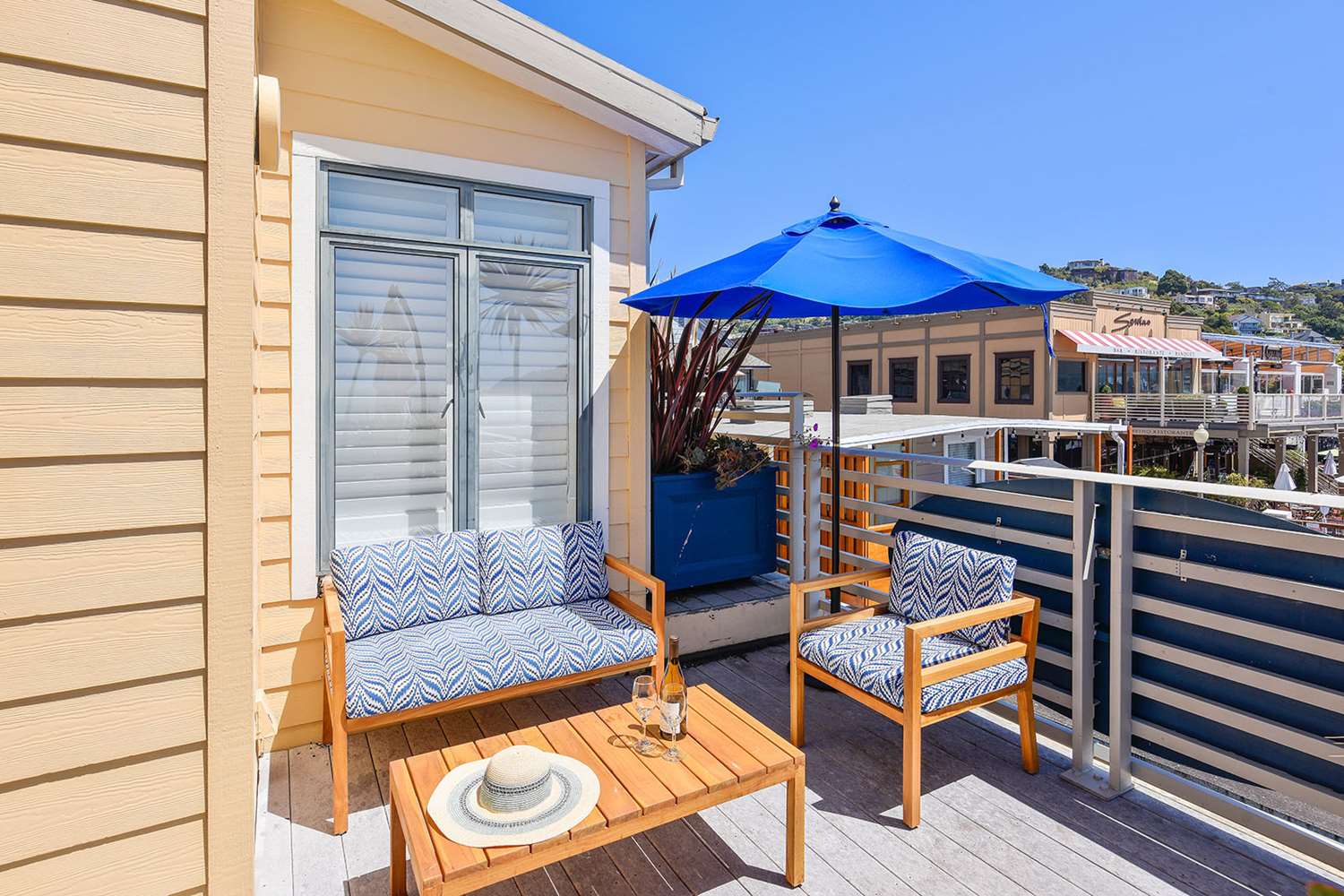 Waters Edge Hotel by null