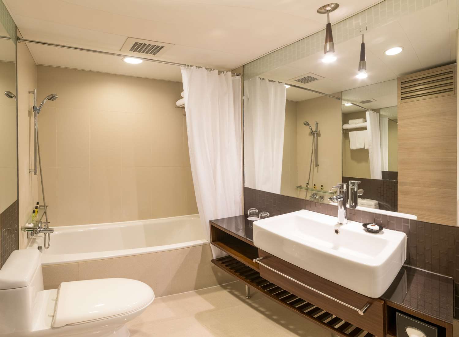 Kowloon Harbourfront Hotel, Hung Hom