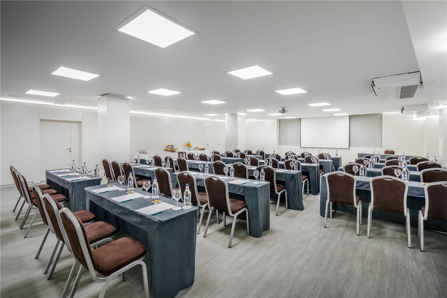 Occidental Santa Cruz Contemporáneo by null