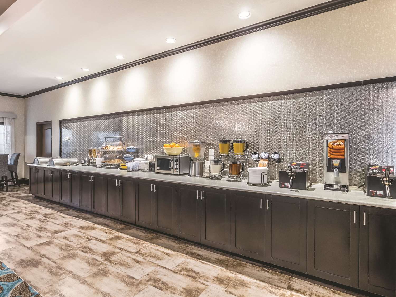 La Quinta Inn & Suites by Wyndham Dallas Grand Prairie South photo 7