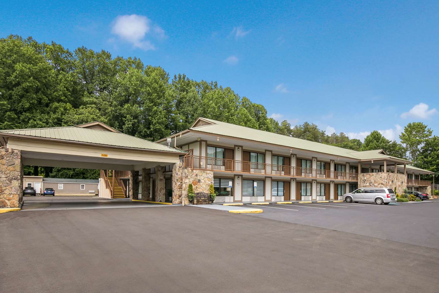 Quality Inn & Suites Mt. Chalet image